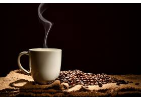 咖啡豆与热咖啡