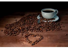 心形图案与黑咖啡