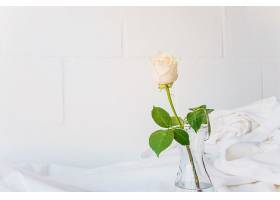 白玫瑰放在桌子上的玻璃花瓶里_361632701