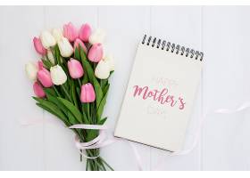 母亲节快乐在白色木质背景上用粉色和白_44101190102