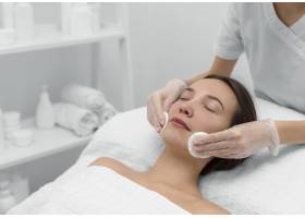美容师和女客户在沙龙进行面部护理例行公事_12780848