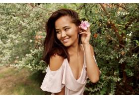 可爱的亚洲女人的夏日肖像头发上插着花_9275544