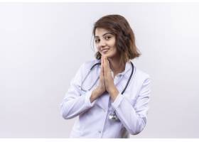 年轻女医生身穿白大褂手持听诊器做祈祷手_12018175