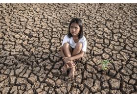 妇女站在干燥的土壤和渔具上全球变暖和水 图片素材 图片id 天空图片 风景图片 图片素材 淘图网taopic Com