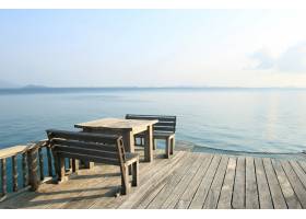 热带海滩度假胜地的木桌和木椅_1273433