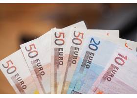 木桌上的一堆欧元钞票_5903981