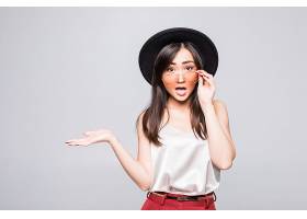 年轻的亚洲女子戴着墨镜双手孤立在白色墙_8472605