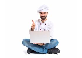 厨师在孤立的白色背景上带着笔记本电脑_1157180