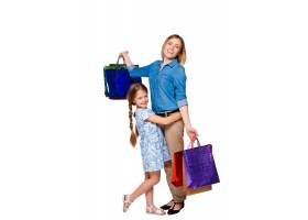 幸福的母女俩拿着购物袋站着_8924169