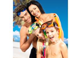 带着防护游泳面罩的两个孩子在热带海滩的快_11575946