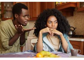 不幸福的年轻黑人夫妇在家中争吵的坦率镜头_9438553