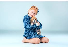 快乐的女孩和一只小猎犬_8413446