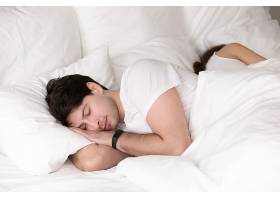 情侣在床上安详地睡在一起男人穿着漂亮的_3955548