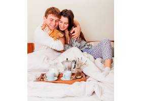 年轻夫妇在床上吃早餐_3994959