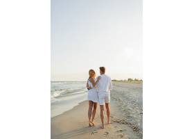 一对相爱的情侣穿着白衣走在海滩上全长_10688214