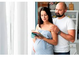 丈夫和怀孕的妻子寻找婴儿的名字_5171736