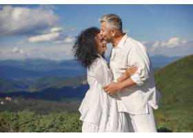 山里的老男人和老女人日落时分相爱的成年_10884901