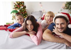相亲相爱的家庭在床上过圣诞节_11727949