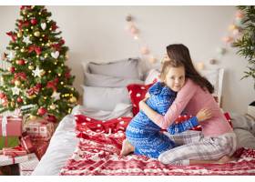圣诞节早晨妈妈和女儿在家里_11727990
