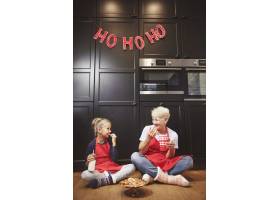 奶奶和可爱的女孩吃着家里做的饼干_11728110