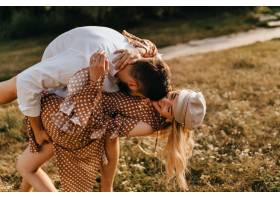一对情侣在公园里鬼混夫妻拥抱亲吻玩_12432387