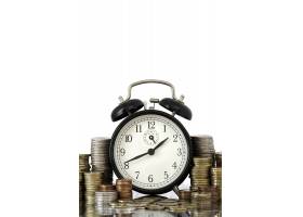 时间就是金钱的概念闹钟和大量欧元硬币_1180111