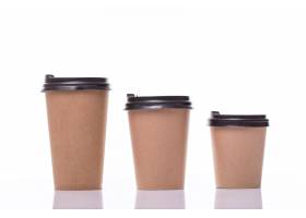不同大小的有盖纸咖啡杯白色隔开_9183919