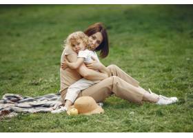 优雅的母亲带着女儿在夏季公园里_9659338