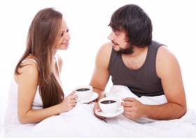 年轻夫妇在床上喝咖啡_7398443