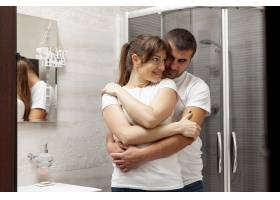 前景年轻夫妇在浴室拥抱_6363687