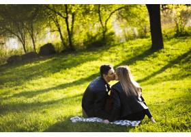 一对情侣在公园里互相亲吻_4758765