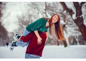 可爱的一对情侣在冬季公园里玩得很开心_4062727