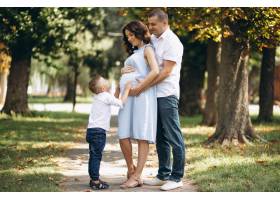 丈夫带着怀孕的妻子和他们的儿子在公园里_3213745