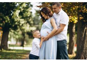 丈夫带着怀孕的妻子和他们的儿子在公园里_3213746
