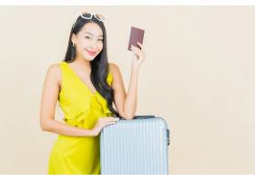 有行李护照的画象美丽的年轻亚裔妇女准备好_14092633