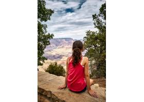 坐在大峽谷國家公園的一個女孩的美好的風景_14196028