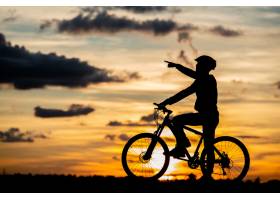 骑自行车者休息的剪影在日落积极的户外运_5473940