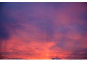 桃紅色云彩美好的射擊在一個清楚的藍天的與_13005881