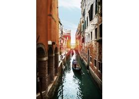 在威尼斯式水通道的美丽的景色与渡轮和小船_1131671