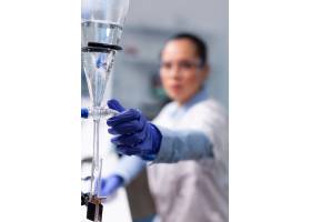 专业化学家妇女在生物化学实验中使用专业生_16843994