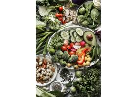 绿色蔬菜与混合坚果平坦的健康生活方式_15850968