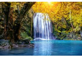 Erawan瀑布在秋天泰国与鲜绿色池的美丽_13180476
