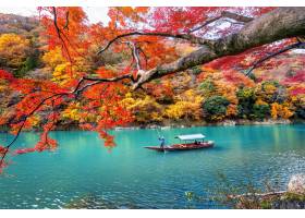 乘船在河上撞去的小船秋天季�的Arashiya_10695401