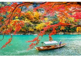 乘船在河上撞去的小船秋天季节的Arashiya_10695521