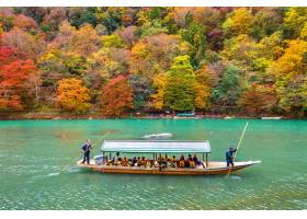 乘船在河上撞去的小船秋天季节的Arashiya_10695525