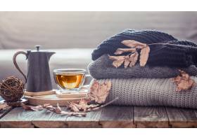 舒适秋天静物画与一杯茶和装饰物品在客厅_10107442