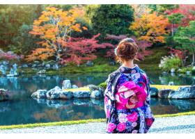 穿日本传统和服的亚裔妇女在秋天公园日本_10695555