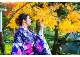 穿日本传统和服的亚裔妇女在秋天公园日本_10695559