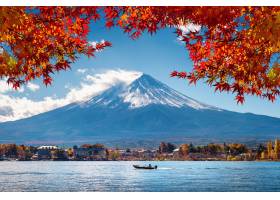 秋天季�小唯笑著�u了�u�^和山富士在Kawaguchiko湖日本_10695660