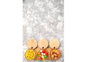 顶视图的不同的糖果五颜六色的甜点在白色表_14407993
